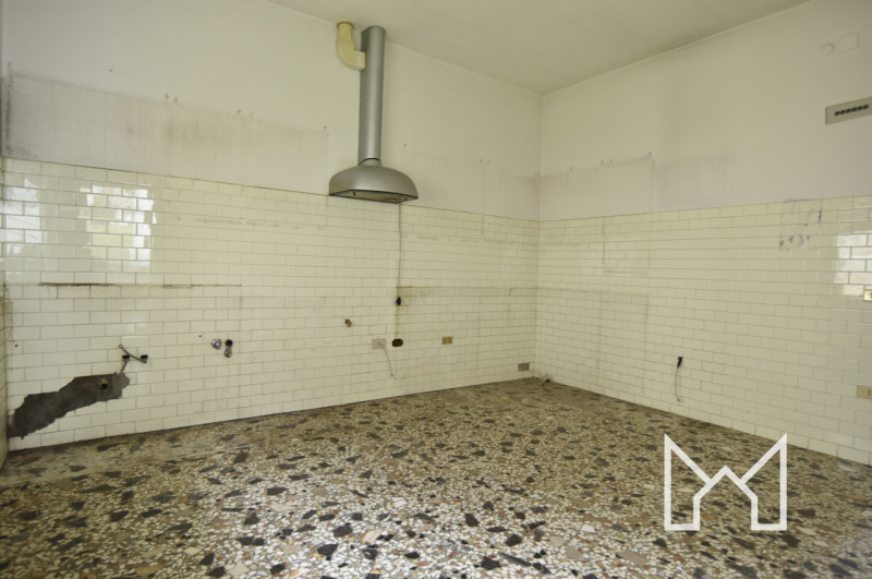 CAMPESE - Inserita in zona panoramica e comoda all'accesso alla superstrada, proponiamo villa sin...