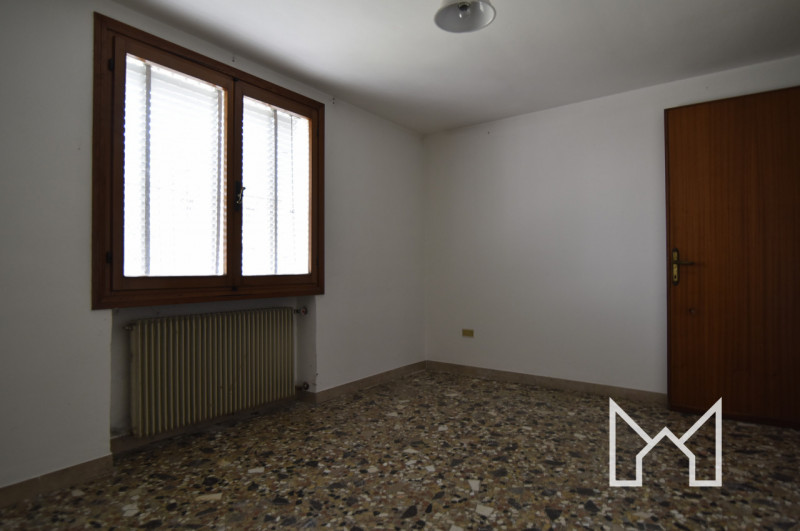 CAMPESE - Inserita in zona panoramica e comoda all'accesso alla superstrada, proponiamo villa sin...