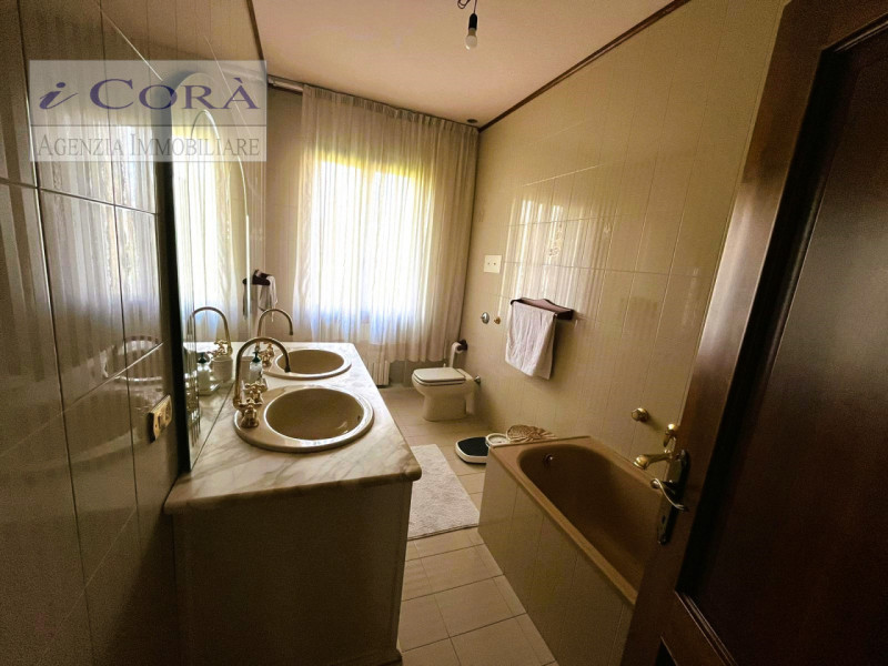 Galzignano Valsanzibio. Casa singola ai piedi dei Colli Euganei, sviluppata su più livelli. Al Pr...