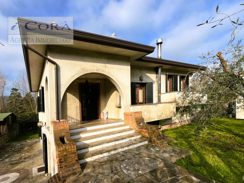 Galzignano Valsanzibio. Casa singola ai piedi dei Colli Euganei, sviluppata su più livelli. Al Pr...