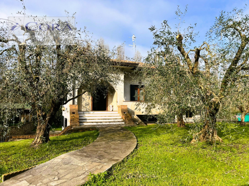 Galzignano Valsanzibio. Casa singola ai piedi dei Colli Euganei, sviluppata su più livelli. Al Pr...