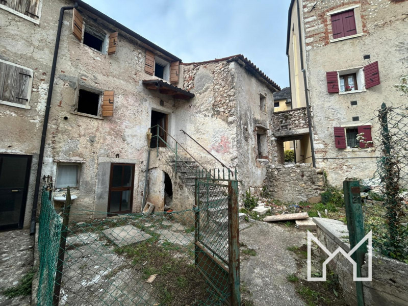 POVE- Situata nel centro storico del paese comoda a tutti i principali servizi, proponiamo rustic...