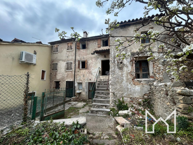 POVE- Situata nel centro storico del paese comoda a tutti i principali servizi, proponiamo rustic...