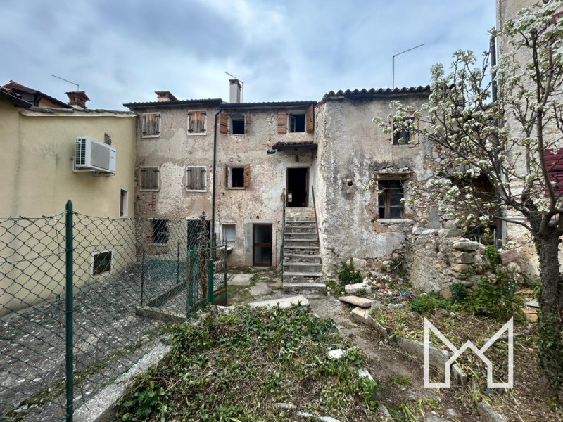 POVE- Situata nel centro storico del paese comoda a tutti i principali servizi, proponiamo rustic...