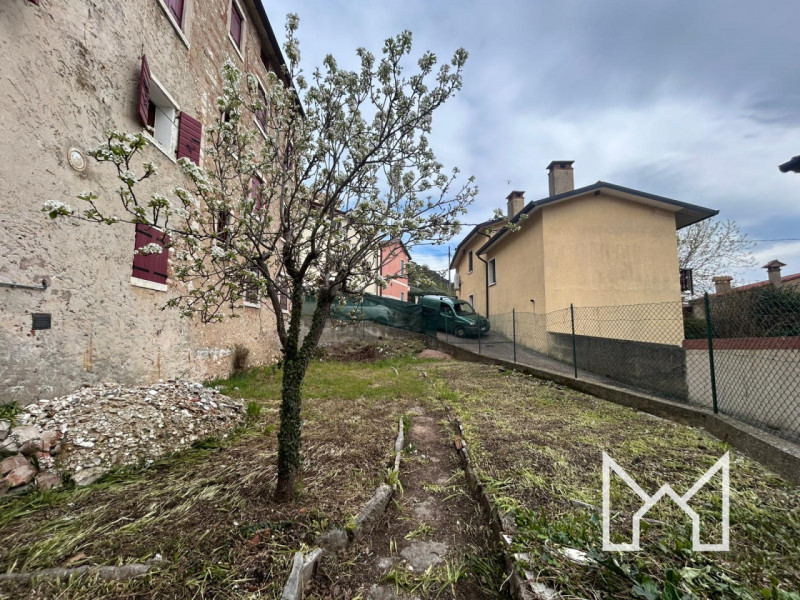 POVE- Situata nel centro storico del paese comoda a tutti i principali servizi, proponiamo rustic...