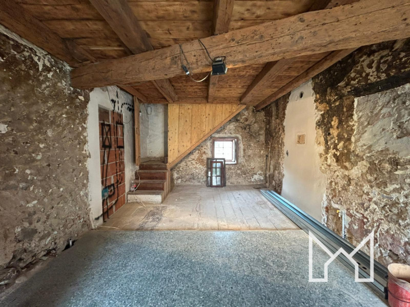 POVE- Situata nel centro storico del paese comoda a tutti i principali servizi, proponiamo rustic...