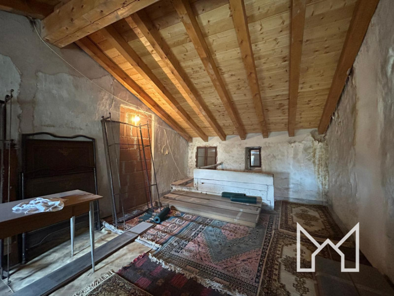 POVE- Situata nel centro storico del paese comoda a tutti i principali servizi, proponiamo rustic...