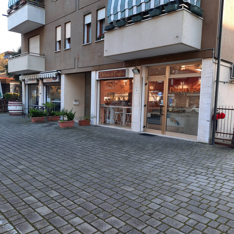 Affittasi in centro a Selvazzano Dentro (PD) negozio con 2 vetrine di 65 mq. Posizione centraliss...