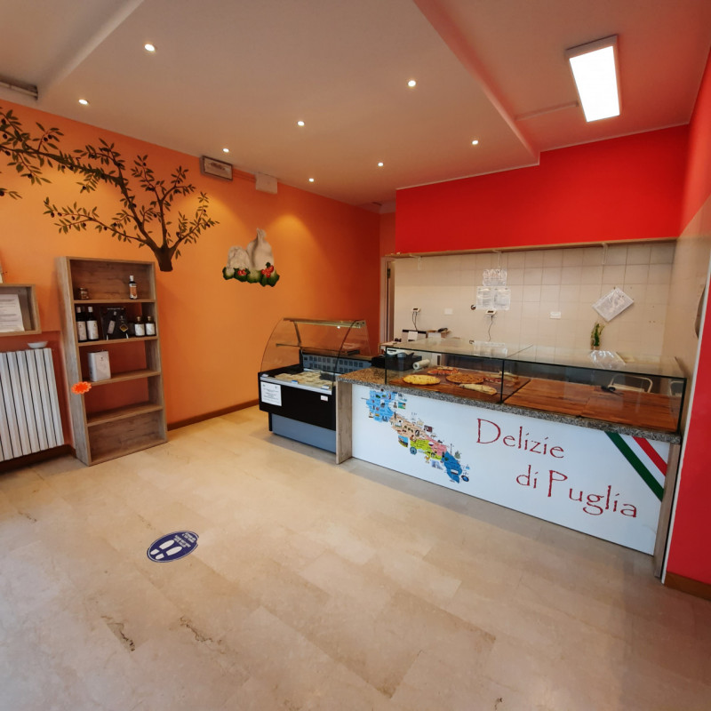 Affittasi in centro a Selvazzano Dentro (PD) negozio con 2 vetrine di 65 mq. Posizione centraliss...