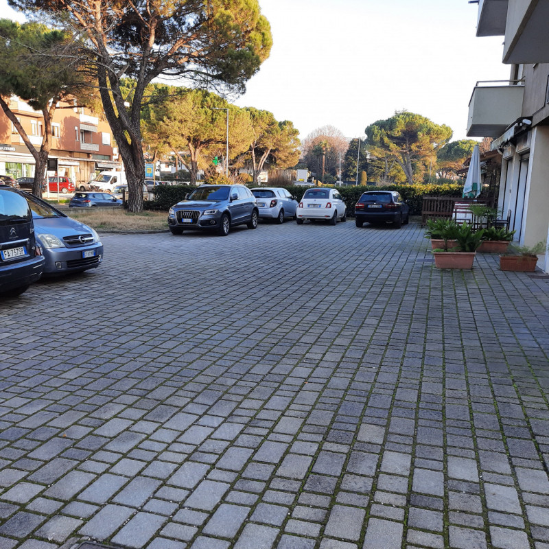 Affittasi in centro a Selvazzano Dentro (PD) negozio con 2 vetrine di 65 mq. Posizione centraliss...