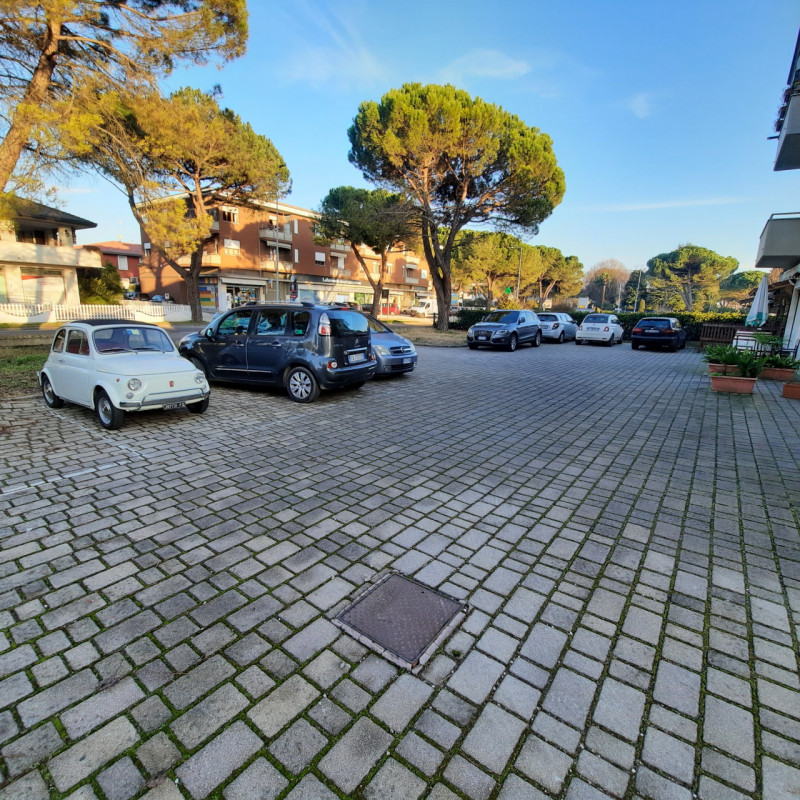 Affittasi in centro a Selvazzano Dentro (PD) negozio con 2 vetrine di 65 mq. Posizione centraliss...