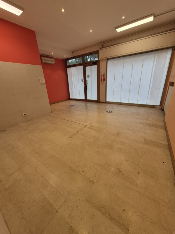 Affittasi in centro a Selvazzano Dentro (PD) negozio con 2 vetrine di 65 mq. Posizione centraliss...