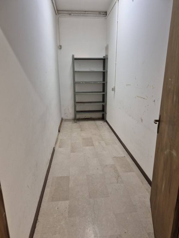 Affittasi in centro a Selvazzano Dentro (PD) negozio con 2 vetrine di 65 mq. Posizione centraliss...