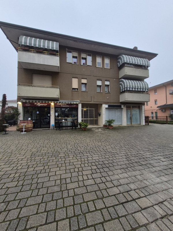 Affittasi in centro a Selvazzano Dentro (PD) negozio con 2 vetrine di 65 mq. Posizione centraliss...