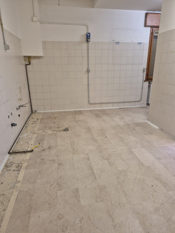 Affittasi in centro a Selvazzano Dentro (PD) negozio con 2 vetrine di 65 mq. Posizione centraliss...