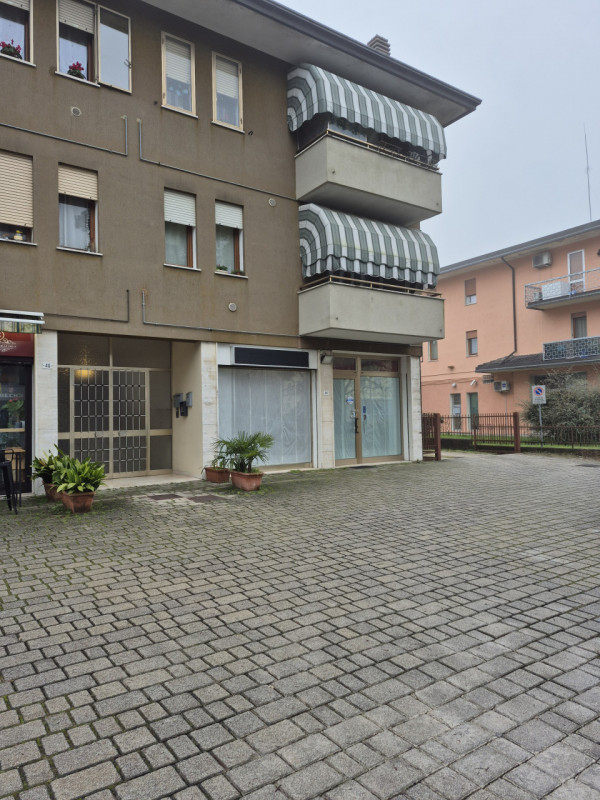 Affittasi in centro a Selvazzano Dentro (PD) negozio con 2 vetrine di 65 mq. Posizione centraliss...