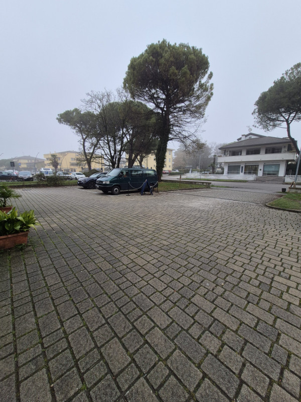 Affittasi in centro a Selvazzano Dentro (PD) negozio con 2 vetrine di 65 mq. Posizione centraliss...