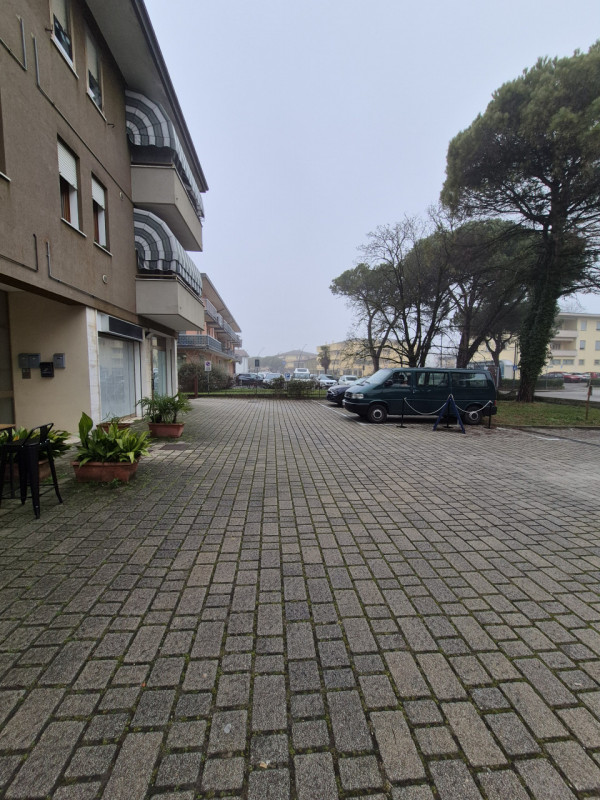 Affittasi in centro a Selvazzano Dentro (PD) negozio con 2 vetrine di 65 mq. Posizione centraliss...