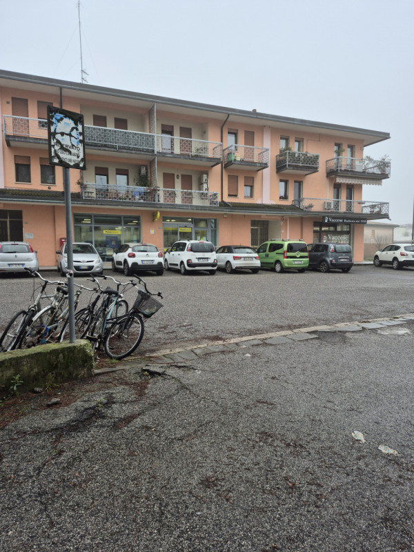 Affittasi in centro a Selvazzano Dentro (PD) negozio con 2 vetrine di 65 mq. Posizione centraliss...