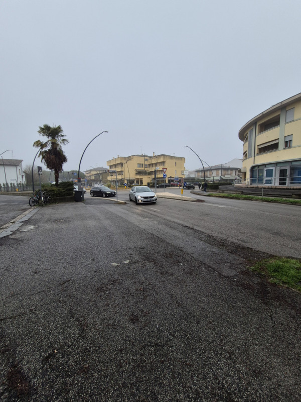 Affittasi in centro a Selvazzano Dentro (PD) negozio con 2 vetrine di 65 mq. Posizione centraliss...