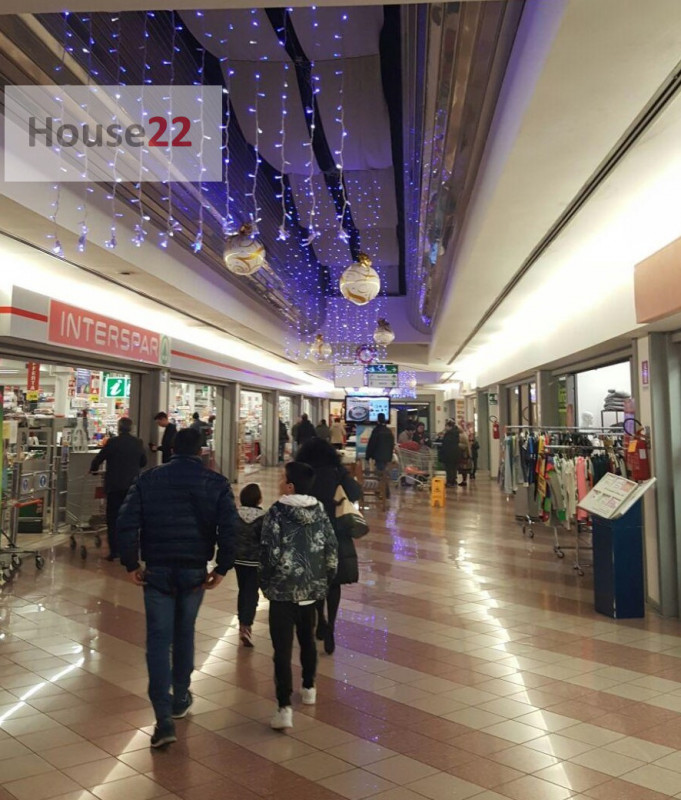 CENTRO COMMERCIALE CAMPO ROMANO (Schio). All'interno del centro commerciale CAMPO ROMANO in zona ...