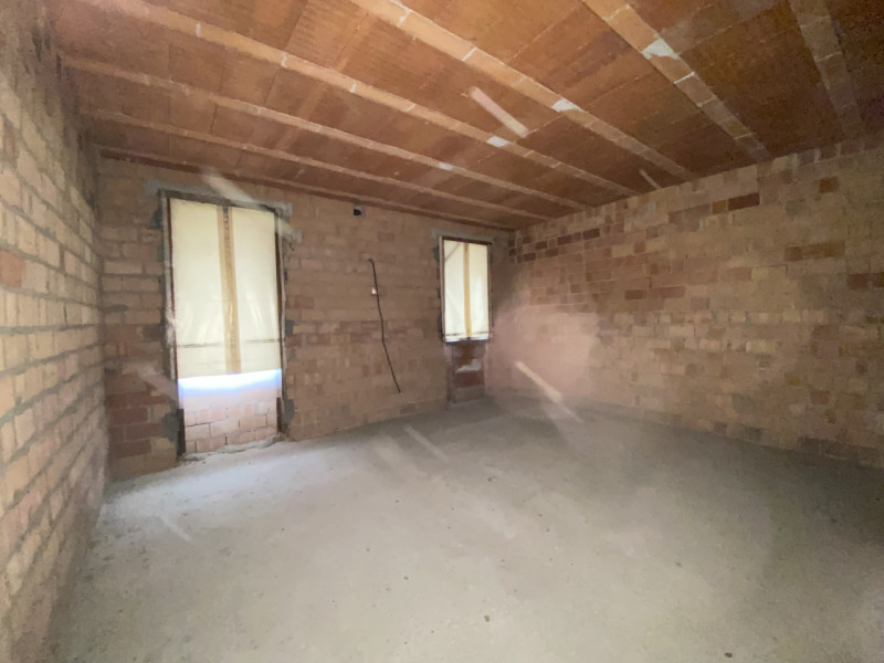 Scopri questa incredibile opportunità di investimento nel cuore della tranquilla zona di Rustega,...