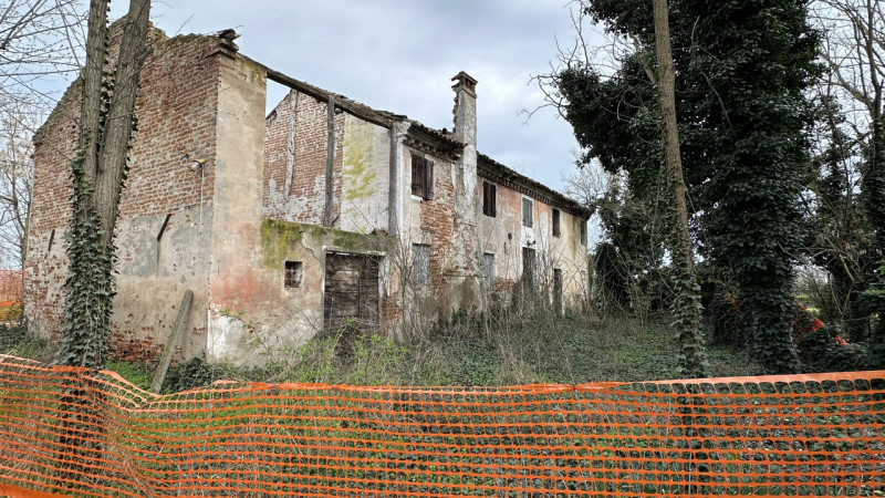 In località Granze in via Savellon, a 2 minuti dal centro città e a 5 minuti da Solesino, immerso...