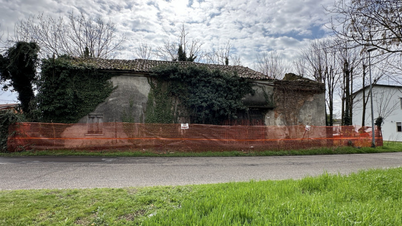 In località Granze in via Savellon, a 2 minuti dal centro città e a 5 minuti da Solesino, immerso...