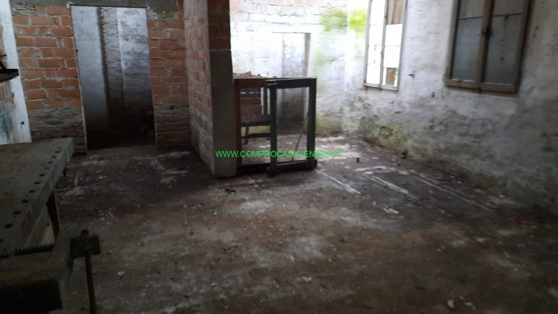 CASALE SUL SILE.  Introvabile rapporto prezzo-qualità per questa costruzione solida anni sessanta...