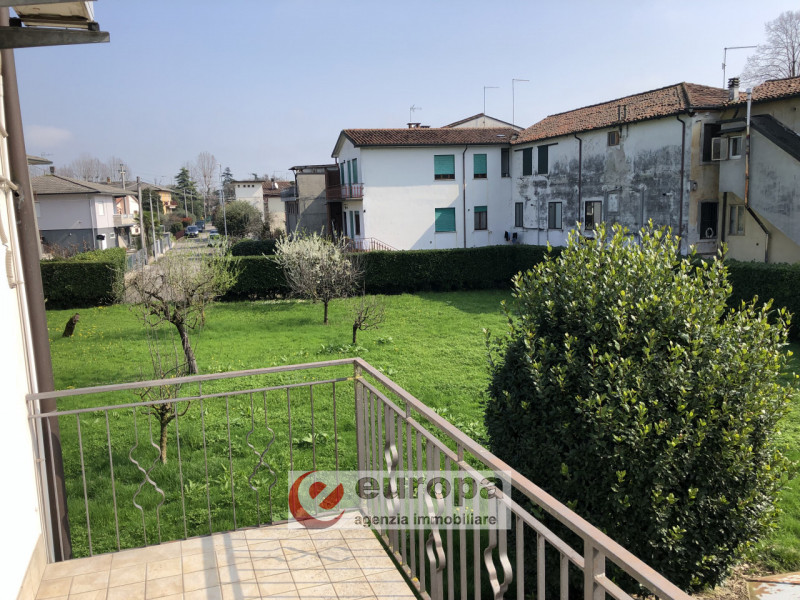 OSPEDALETTO (Bolzano Vicentino), nelle adiacenze del capolinea dell'autobus urbano n.05, spaziosa...
