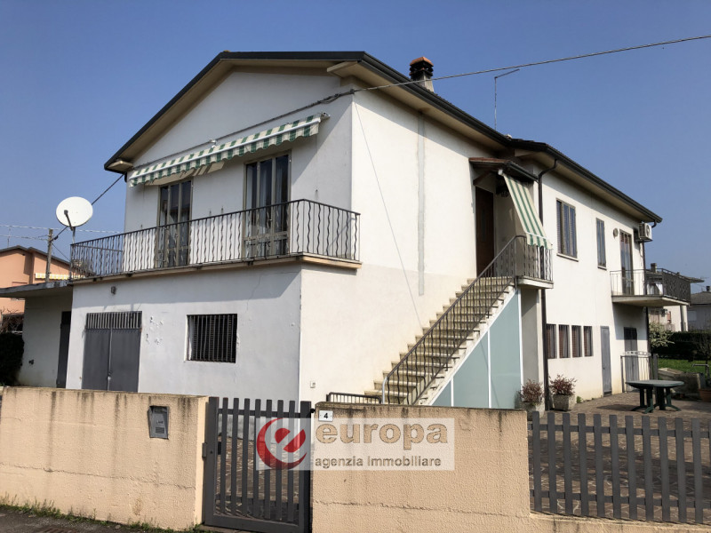 OSPEDALETTO (Bolzano Vicentino), nelle adiacenze del capolinea dell'autobus urbano n.05, spaziosa...