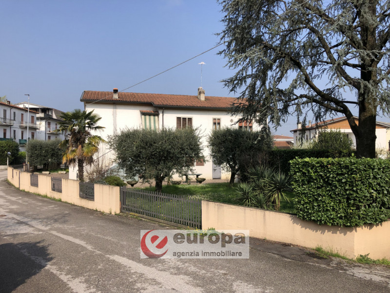 OSPEDALETTO (Bolzano Vicentino), nelle adiacenze del capolinea dell'autobus urbano n.05, spaziosa...