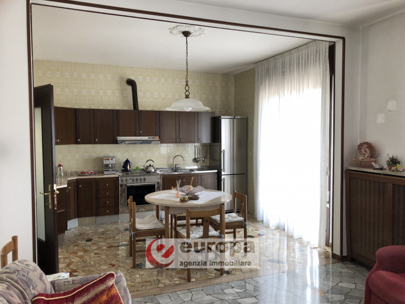 OSPEDALETTO (Bolzano Vicentino), nelle adiacenze del capolinea dell'autobus urbano n.05, spaziosa...