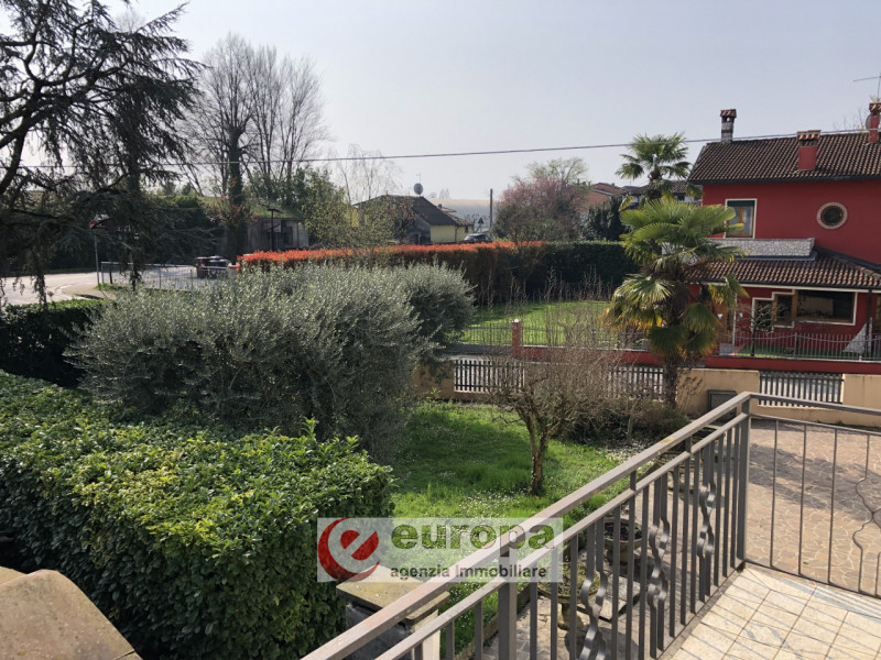 OSPEDALETTO (Bolzano Vicentino), nelle adiacenze del capolinea dell'autobus urbano n.05, spaziosa...