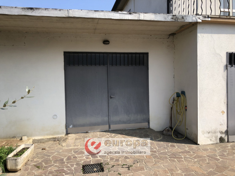 OSPEDALETTO (Bolzano Vicentino), nelle adiacenze del capolinea dell'autobus urbano n.05, spaziosa...