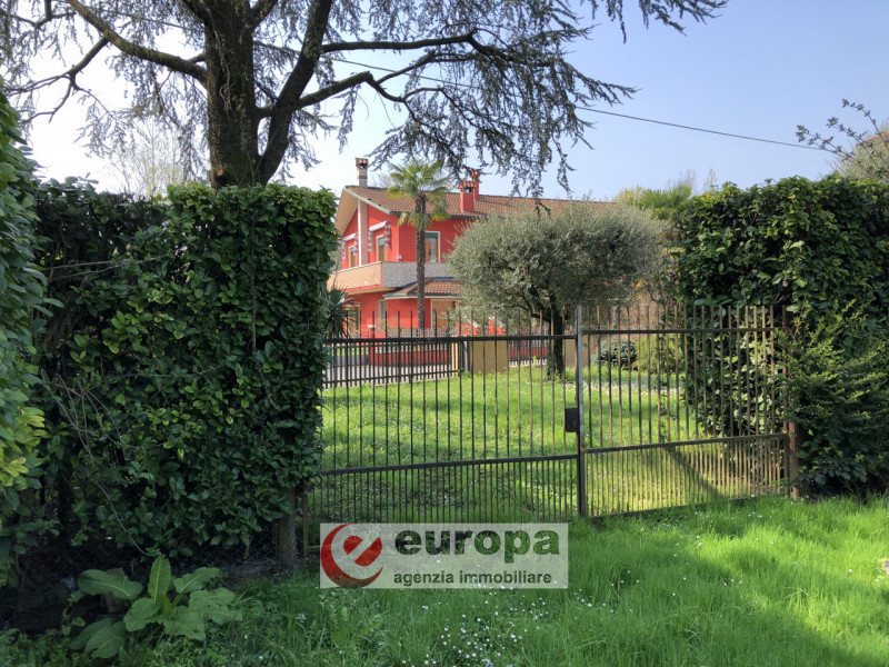 OSPEDALETTO (Bolzano Vicentino), nelle adiacenze del capolinea dell'autobus urbano n.05, spaziosa...