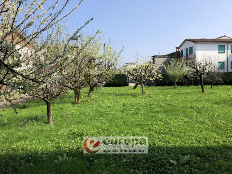 OSPEDALETTO (Bolzano Vicentino), nelle adiacenze del capolinea dell'autobus urbano n.05, spaziosa...