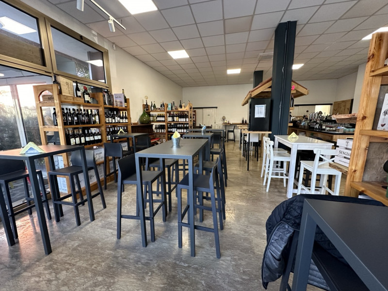 Vendesi attività commerciale: rinomata enoteca, ben avviata e che si posiziona tra i primi posti ...