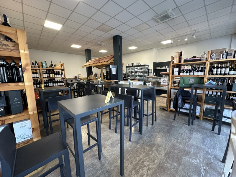 Vendesi attività commerciale: rinomata enoteca, ben avviata e che si posiziona tra i primi posti ...