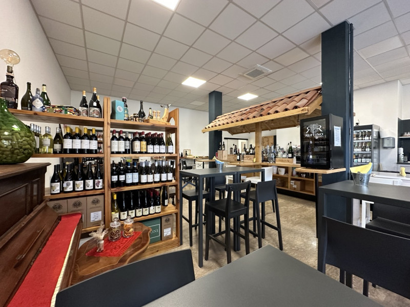 Vendesi attività commerciale: rinomata enoteca, ben avviata e che si posiziona tra i primi posti ...