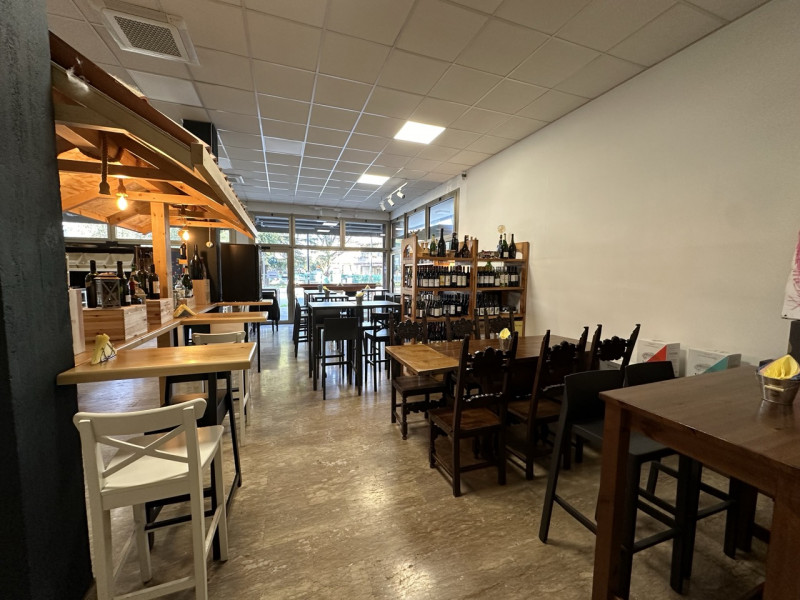 Vendesi attività commerciale: rinomata enoteca, ben avviata e che si posiziona tra i primi posti ...