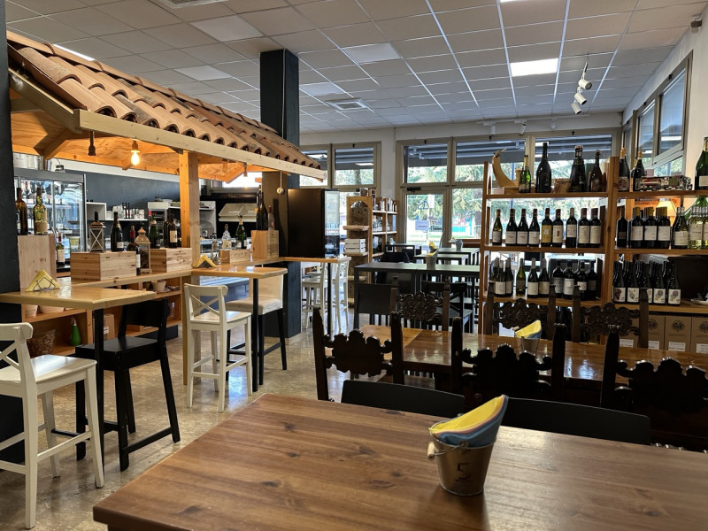 Vendesi attività commerciale: rinomata enoteca, ben avviata e che si posiziona tra i primi posti ...