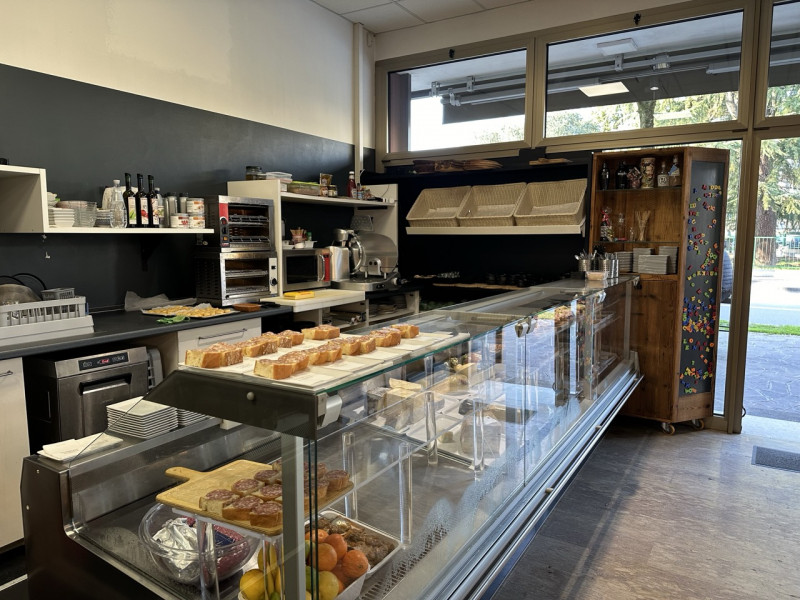 Vendesi attività commerciale: rinomata enoteca, ben avviata e che si posiziona tra i primi posti ...