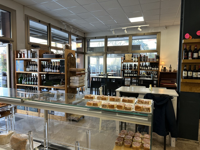 Vendesi attività commerciale: rinomata enoteca, ben avviata e che si posiziona tra i primi posti ...