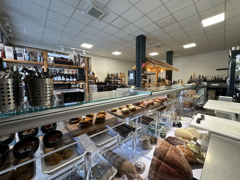Vendesi attività commerciale: rinomata enoteca, ben avviata e che si posiziona tra i primi posti ...