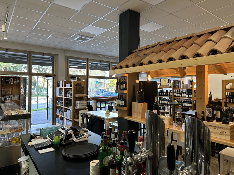 Vendesi attività commerciale: rinomata enoteca, ben avviata e che si posiziona tra i primi posti ...