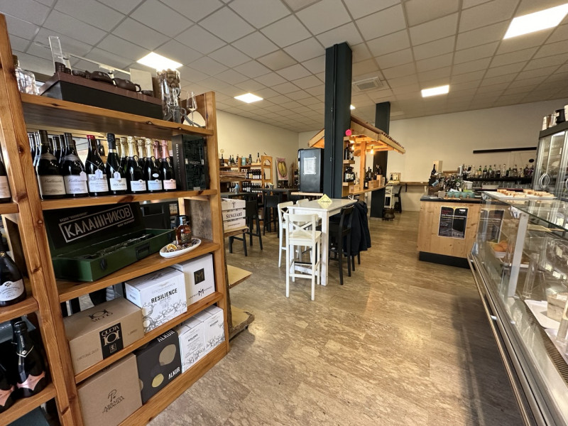 Vendesi attività commerciale: rinomata enoteca, ben avviata e che si posiziona tra i primi posti ...