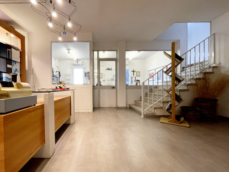 Proponiamo in vendita a Ospedaletto Euganeo, compendio immobiliare costituito da magazzino, local...