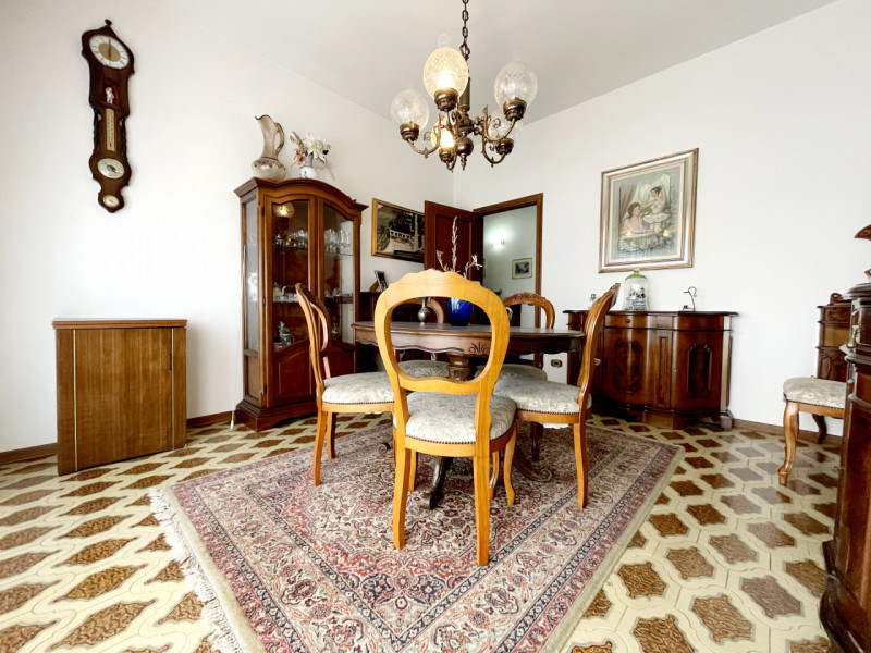 Proponiamo in vendita a Ospedaletto Euganeo, compendio immobiliare costituito da magazzino, local...