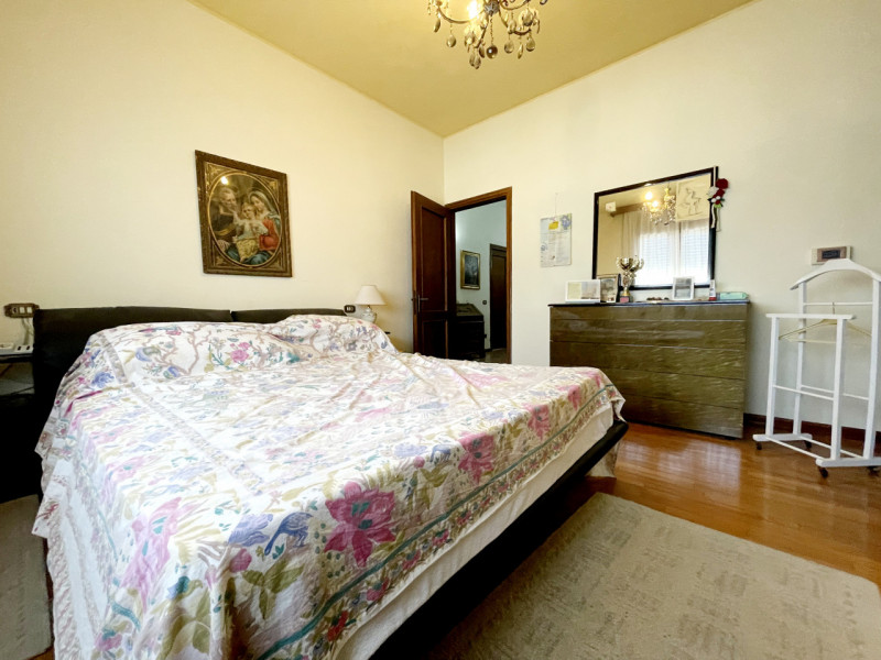 Proponiamo in vendita a Ospedaletto Euganeo, compendio immobiliare costituito da magazzino, local...